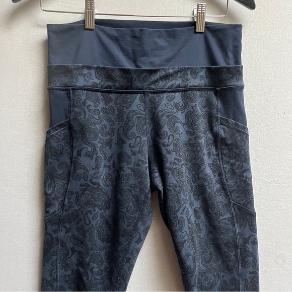 Lululemon Athletica En Route Blue Paisley Patterned Cropped Leggings Sz M - Picture 7 of 10